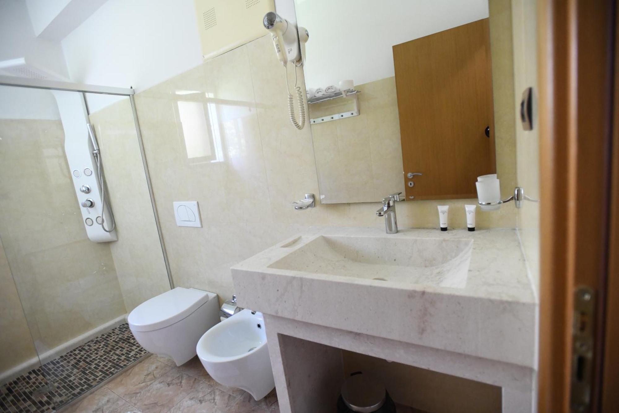 Hotel Gega 4*